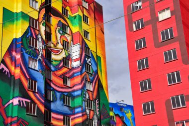 Condominio Wiphala, Bolivya sanatçı Roberto Mamani Mamani El Alto, La Paz tarafından boyalı renkli kuleleri