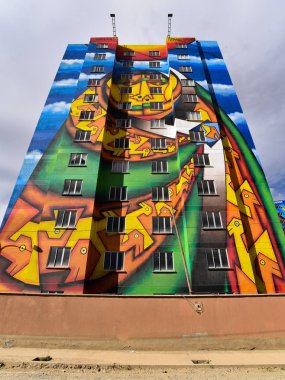 Condominio Wiphala, Bolivya sanatçı Roberto Mamani Mamani El Alto, La Paz tarafından boyalı renkli kuleleri