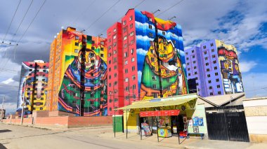 Condominio Wiphala, Bolivya sanatçı Roberto Mamani Mamani El Alto, La Paz tarafından boyalı renkli kuleleri