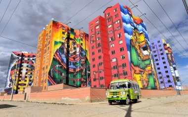 Condominio Wiphala, Bolivya sanatçı Roberto Mamani Mamani El Alto, La Paz tarafından boyalı renkli kuleleri