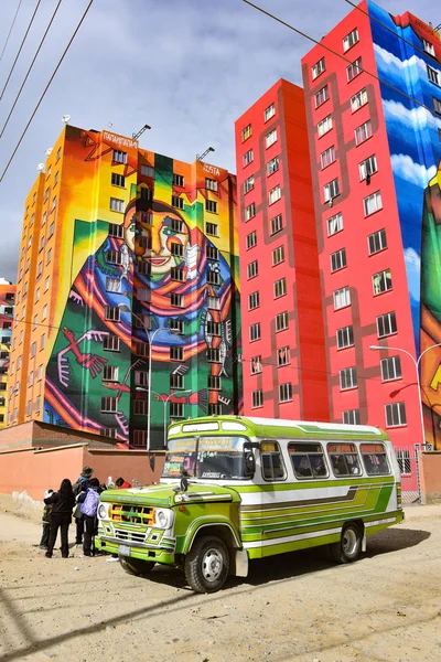 ミニクラブ ウィファラ ボリビア エルアルト ラパスでロベルト ママニ ママニのアーティストによって描かれたカラフルな塔 — ストック写真