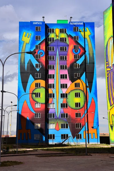 ミニクラブ ウィファラ ボリビア エルアルト ラパスでロベルト ママニ ママニのアーティストによって描かれたカラフルな塔 — ストック写真