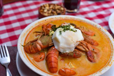 'Chupe de Camarones', şehrin bir geleneksel karides yemek: Arequipa, Peru