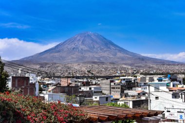 El Misti volkanı Mirador de Yanahuara: Arequipa, Peru üzerinden görünümünü