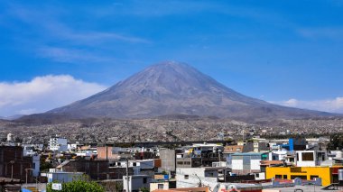 El Misti volkanı Mirador de Yanahuara: Arequipa, Peru üzerinden görünümünü