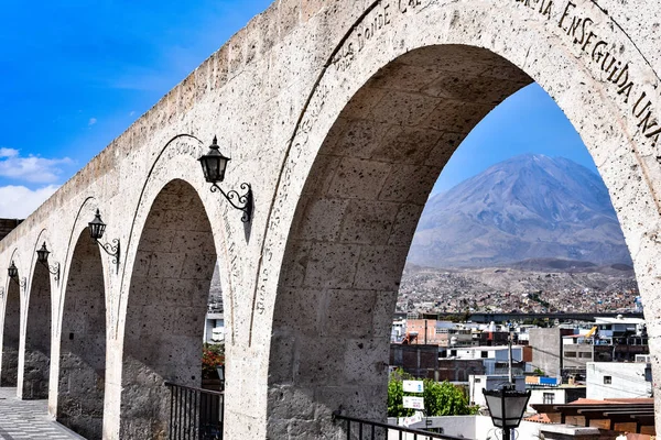 Arequipa şehir ve El Misti Volkanı ile Mirador de Yanahuara