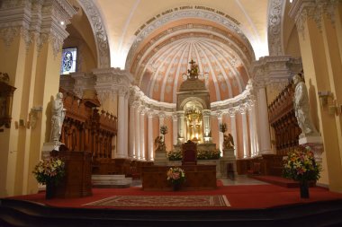 Arequipa, Peru - 6 Ekim 2018 - iç Ayrıntılar ve Arequipa Katedrali ana altar.