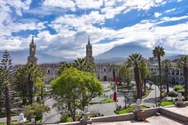 Arequipa, Peru - 7 Ekim 2018: Plaza de Armas ve Arequipa Katedrali ile El Misti volkanı zemin