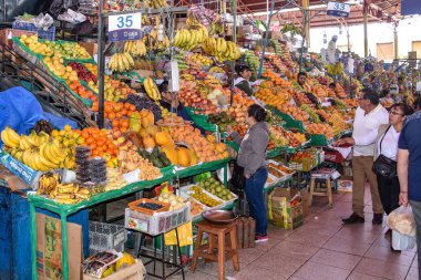 Arequipa, Peru - 7 Ekim 2018: Taze meyve ve sebze üretim satış merkezi piyasada, Mercado San Camilo