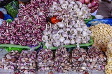 : Arequipa, Peru - 7 Ekim 2018: Satılık merkezi piyasada, Mercado San Camilo taze sarımsak