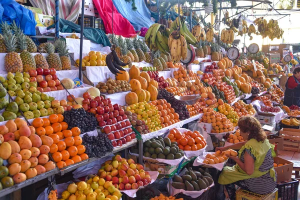 Arequipa, Peru - 7 Ekim 2018: Taze meyve ve sebze üretim satış merkezi piyasada, Mercado San Camilo