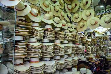 Arequipa, Peru - 7 Ekim 2018 - geleneksel Arequipenan şapka San Camileo Merkez market bir ahır Satılık