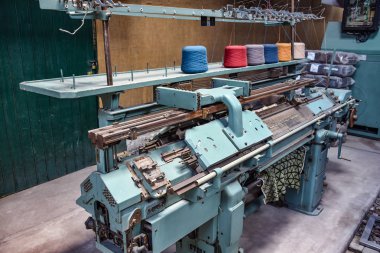 Arequipa, Peru - 7 Ekim 2018: ham alpaka yün işleme için kullanılan endüstriyel makine.