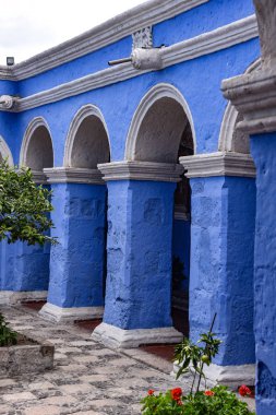Arequipa, Peru - 7 Ekim 2018: Renkli archways ve Santa Catalina Manastırı çiçek bahçelerinde