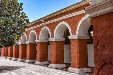 Arequipa, Peru - 7 Ekim 2018: Renkli archways ve Santa Catalina Manastırı çiçek bahçelerinde