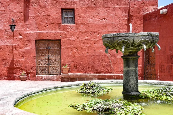 Arequipa Perú Octubre 2018 Fuente Patio Interior Iglesia Santa Catalina — Foto de Stock