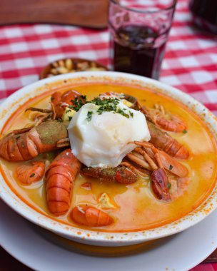 'Chupe de Camarones', şehrin bir geleneksel karides yemek: Arequipa, Peru