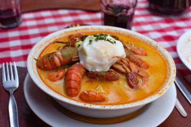 'Chupe de Camarones', şehrin bir geleneksel karides yemek: Arequipa, Peru