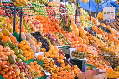 Arequipa, Peru - 7 Ekim 2018: Taze meyve ve sebze üretim satış merkezi piyasada, Mercado San Camilo