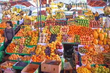 Arequipa, Peru - 7 Ekim 2018: Taze meyve ve sebze üretim satış merkezi piyasada, Mercado San Camilo
