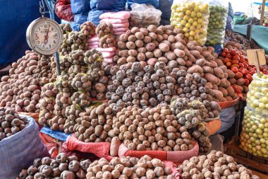 Arequipa, Peru - 7 Ekim 2018: Patates çeşidinin Satılık merkezi piyasada, Mercado San Camilo