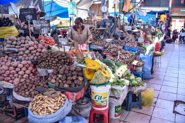 Arequipa, Peru - 7 Ekim 2018: Patates çeşidinin Satılık merkezi piyasada, Mercado San Camilo