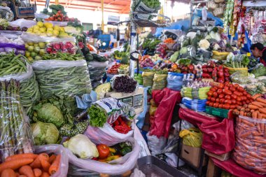 Arequipa, Peru - 7 Ekim 2018: Taze meyve ve sebze üretim satış merkezi piyasada, Mercado San Camilo