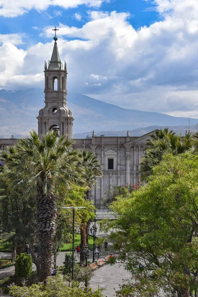 アレキパ ペルー 2018 プラザ アルマスとエル ミスティ火山の背景とアレキパ大聖堂 — ストック写真