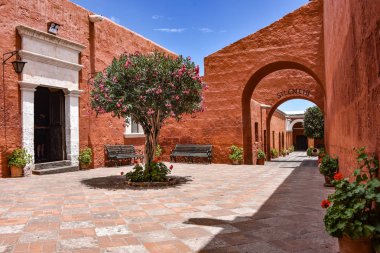 Arequipa, Peru - 7 Ekim 2018: İç avlu Manastırı Santa Catalina de Siena, UNESCO Dünya Miras Listesi