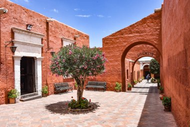 Arequipa, Peru - 7 Ekim 2018: İç avlu Manastırı Santa Catalina de Siena, UNESCO Dünya Miras Listesi