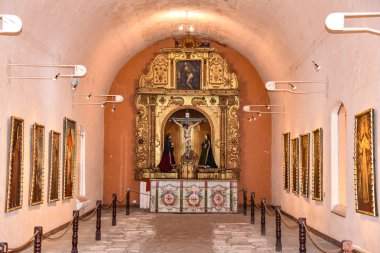 Arequipa, Peru - 7 Ekim 2018: Dini sanat çalışmaları sergilenmektedir Santa Catalina Manastırı