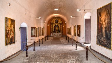 Arequipa, Peru - 7 Ekim 2018: Dini sanat çalışmaları sergilenmektedir Santa Catalina Manastırı