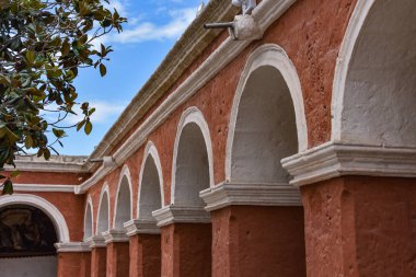 Arequipa, Peru - 7 Ekim 2018: Renkli archways ve Santa Catalina Manastırı çiçek bahçelerinde