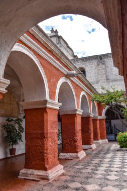 Arequipa, Peru - 7 Ekim 2018: Renkli archways ve Santa Catalina Manastırı çiçek bahçelerinde