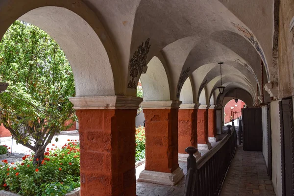 Arequipa Perú Octubre 2018 Coloridos Arcos Jardines Florales Monasterio Santa — Foto de Stock