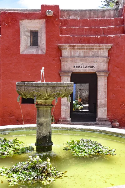 Arequipa Peru Října 2018 Fontána Vnitřním Nádvoří Kostela Santa Catalina — Stock fotografie