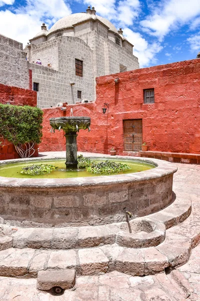 Arequipa Perú Octubre 2018 Fuente Patio Interior Iglesia Santa Catalina — Foto de Stock