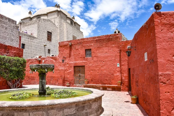 Arequipa Perú Octubre 2018 Fuente Patio Interior Iglesia Santa Catalina — Foto de Stock