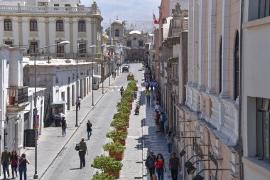 : Arequipa, Peru - 8 Ekim 2018: Arequipa sömürge şehir sokaklarında beyaz taş binalarda