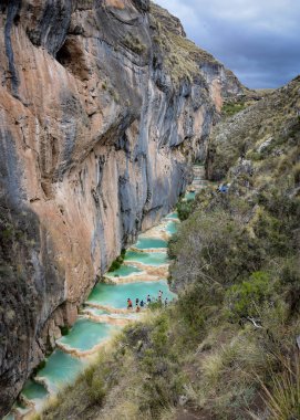 Millpu Lagoon, bir dizi çarpıcı doğal turqoise havuzları, Ayacucho şehri yakınında, Peru