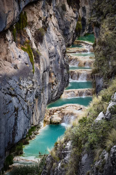 Millpu Lagoon Série Úžasného Přírodního Tyrksových Bazénů Nedaleko Města Ayacucho — Stock fotografie