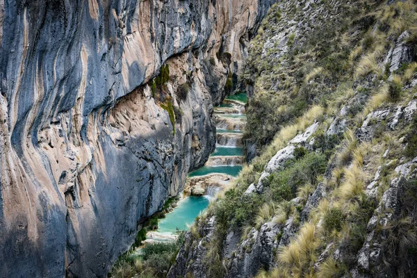 Millpu Lagoon, bir dizi çarpıcı doğal turqoise havuzları, Ayacucho şehri yakınında, Peru