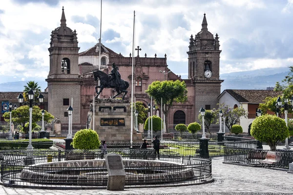 ペルーのアヤクチョの大聖堂とアルマス広場の眺め — ストック写真