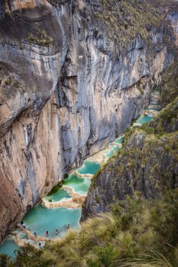 Millpu Lagoon, bir dizi çarpıcı doğal turqoise havuzları, Ayacucho şehri yakınında, Peru