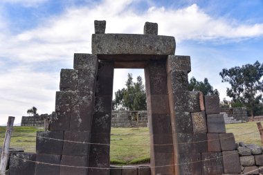 AR tarafından inşa edilen ve tahuantinsuyo İmparatorluğu 'nun en önemli törenleri üzerinde başkanlık olan usnu de vilcashuaman 'da taş duvarlar ve piramitler. Ayacucho, Peru