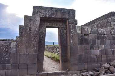 AR tarafından inşa edilen ve tahuantinsuyo İmparatorluğu 'nun en önemli törenleri üzerinde başkanlık olan usnu de vilcashuaman 'da taş duvarlar ve piramitler. Ayacucho, Peru