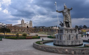 Vilcashuaman 'ın Plaza 'da Inka Pachacutec ve Katolik kilisesinin heykeli. Ayacucho, Peru
