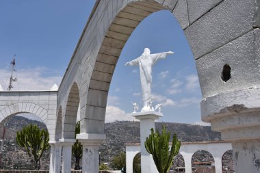 Mirador de Acuchimay 'dan Ayacucho kentinin manzarasını sunmaktadır. Ayacucho, Peru