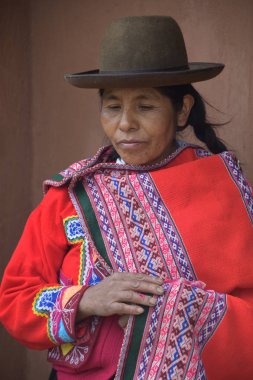 Kutsal Vadi, Cusco, Peru - Janac Chuquibamba 'nın Yachaq cemaatinden yerli bir Keçuva kadını