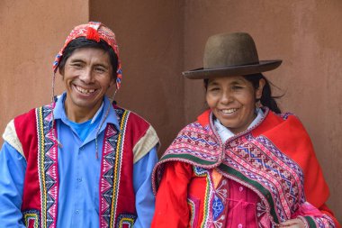 Kutsal Vadi, Cusco, Peru - Janac Chuquibamba 'nın Yachaq bölgesinde yerli bir kadın ve erkek